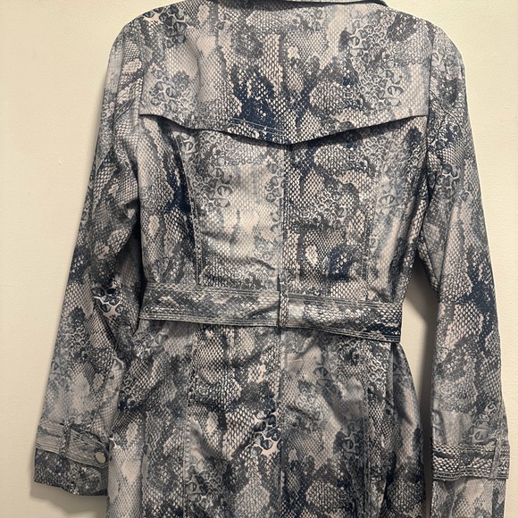 GUESS Women's Gray Snake Print Trench Coat - Picture 6 of 7